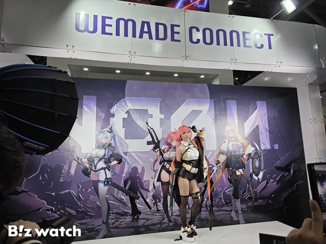 위메이드커넥트 부스 앞에서 코스프레 이벤트가 진행되고 있다./사진=김동훈 기자