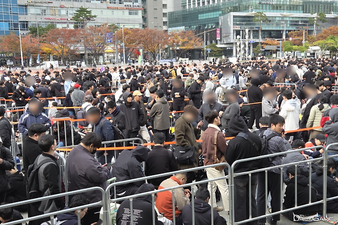 '지스타 2025' 개막을 기다리는 중인 관람객들.