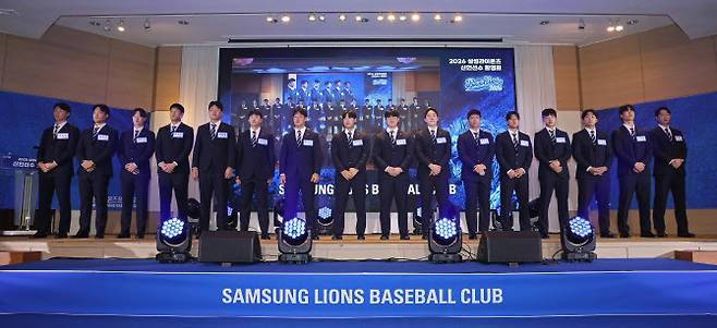 삼성라이온즈 2026 신인선수들이 무대 위에서 가족 및 구단 관계자들에게 인사를 하고 있다. 사진=삼성라이온즈