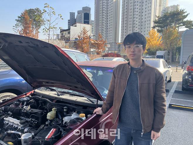 1993년형 ‘뉴 르망’의 엔진을 보여주는 대우자동차보존연구소 김형준 대표 (사진=정병묵 기자)