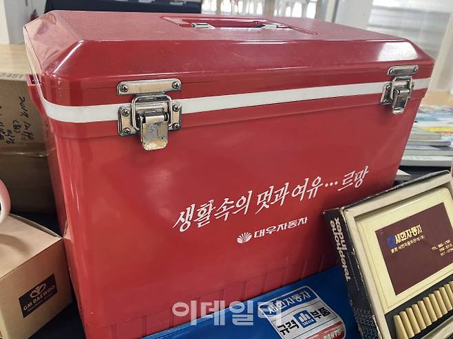 16일까지 인천 부평아트센터에서 개최 중인 대우차보존연구소 특별전시회에 전시된 대우차 헤리티지 기념물품들 (사진=정병묵 기자)