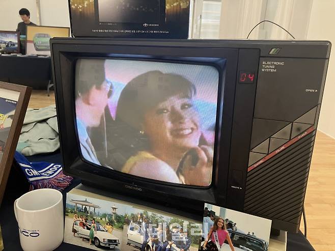 16일까지 인천 부평아트센터에서 개최 중인 대우차보존연구소 특별전시회에 전시된 대우차 헤리티지 기념물품들 (사진=정병묵 기자)