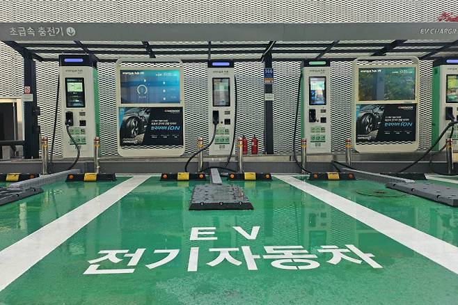 충전소 중앙에 고정된 전기차 화재진압설비(살수 노즐 플레이트).(사진=GS칼텍스)