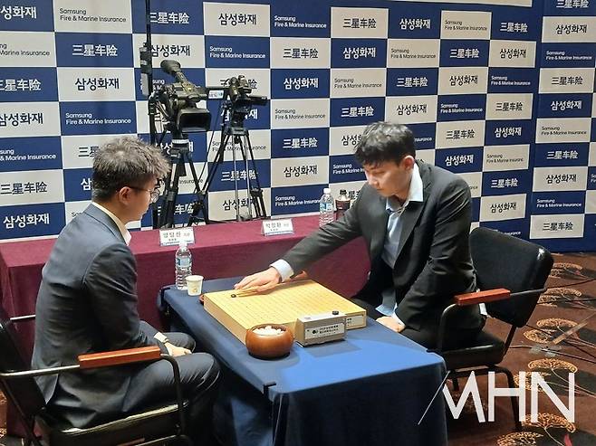 박정환 9단이 첫 수를 두고 있다.(사진 제주에서 MHN 엄민용 선임기자)