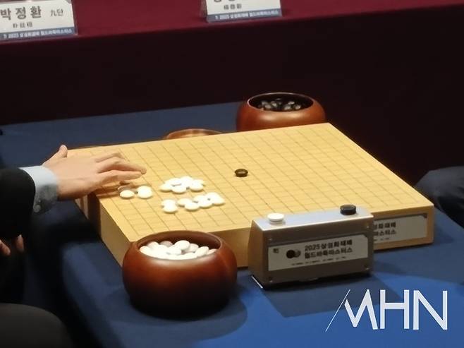 박정환 9단과 양딩신 9단이 돌을 가리고 있다.(사진 제주에서 MHN 엄민용 선임기자)