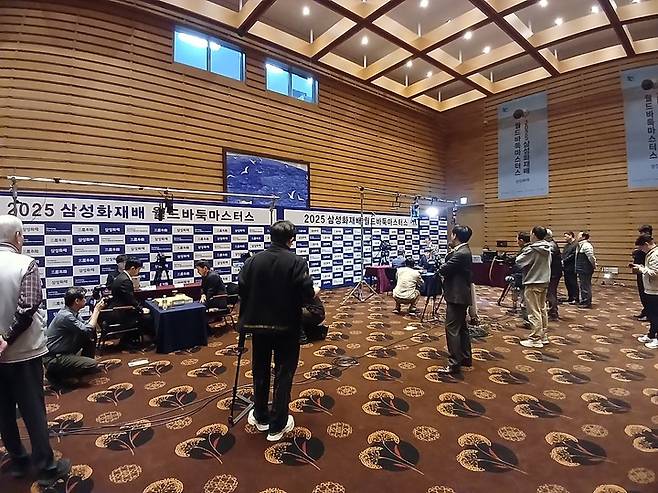 삼성화재배 8강 둘째 날 경기가 벌어지고 있는 대국장 전경.(사진 제주에서 MHN 엄민용 선임기자)