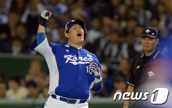 2015년 프리미어12에서 9회초 역전타를 때렸던 이대호의 모습. /뉴스1 DB ⓒ News1 양동욱 기자