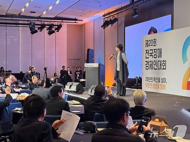 가수 김장훈이 13일 서울 코엑스마곡에서 열린 '제20회 전국장애경제인대회'에서 축하공연을 하고 있다. ⓒ News1 이민주 기자