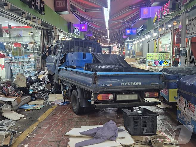 13일 오전 10시 55분쯤 경기 부천 오정구 원종동 제일시장에서 A 씨가 몰던 1톤 트럭이 돌진하는 사고가 발생했다. (경기 부천소방서 제공. 재판매 및 DB금지) 2025.11.13/뉴스1