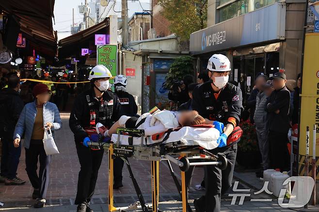 13일 오전 10시 55분쯤 경기 부천 오정구 원종동 제일시장에서 A 씨가 몰던 1톤 트럭이 돌진하는 사고가 발생해 소방대원들이 부상자를 이송하고 있다. 2025.11.13/뉴스1 ⓒ News1 이호윤 기자