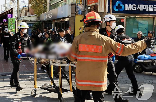 13일 경기 부천 오정구 원종동 제일시장에서 A 씨가 몰던 1톤 트럭이 돌진하는 사고가 발생해 소방 관계자들이 피해입은 시민들을 구조하고 있다. 2025.11.13/뉴스1 ⓒ News1 이호윤 기자