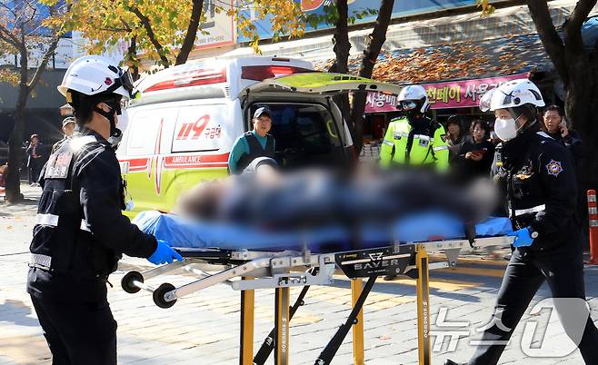 13일 경기 부천 오정구 원종동 제일시장에서 A 씨가 몰던 1톤 트럭이 돌진하는 사고가 발생해 소방 관계자들이 피해입은 시민들을 구조하고 있다. 2025.11.13/뉴스1 ⓒ News1 이호윤 기자