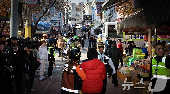 13일 경기 부천 오정구 원종동 제일시장에서 A 씨가 몰던 1톤 트럭이 돌진하는 사고가 발생해 소방 관계자들이 피해입은 시민들을 구조하고 있다. 2025.11.13/뉴스1 ⓒ News1 이호윤 기자