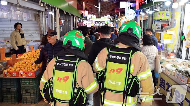 13일 경기 부천 오정구 원종동 제일시장에서 A 씨가 몰던 1톤 트럭이 돌진하는 사고가 발생해 소방 관계자들이 시장에 진입하고 있다. 2025.11.13/뉴스1 ⓒ News1 이호윤 기자