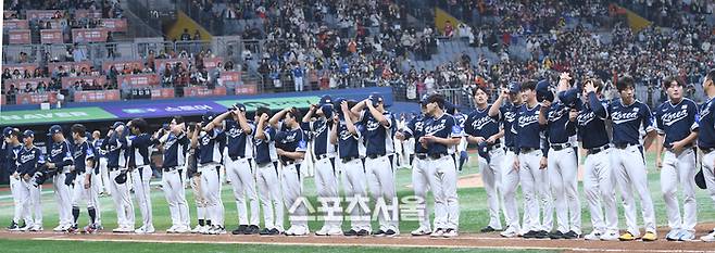 야구 대표팀이 9일 서울 고척 스카이돔에서 열린 ‘2025 K-베이스볼 시리즈’ 체코와 2차전 경기 후 관중에 인사를 하고 있다. 고척 | 최승섭기자 thunder@sportsseoul.com