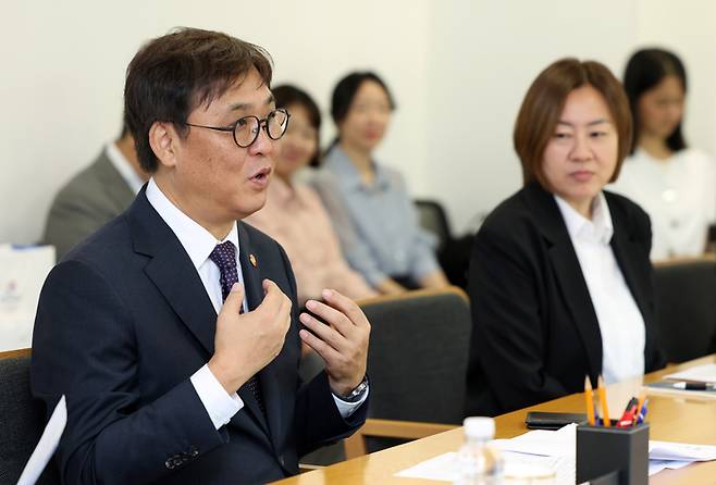 문화체육관광부 최휘영 장관이 쿠닝 파타마 리스와드트라쿨 국제올림픽위원회(IOC) 위원과 면담하고 있다. 최 장관의 전직장은 KBO리그 포스트시즌 티켓을 독점판매한 곳이다. 사진 | 문체부