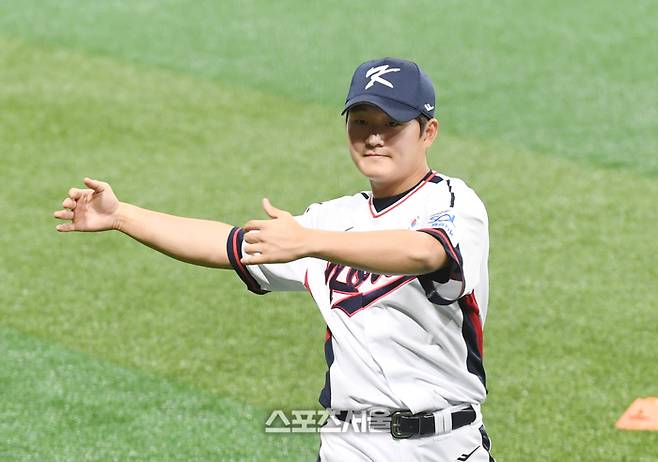 프리미어12 참가를 앞둔 야구 국가대표팀의 김택연이 24일 고척스카이돔에서 진행된 첫 훈련에서 스트레칭으로 몸을 풀고 있다. 고척 | 박진업 기자 upandup@sportsseoul.com