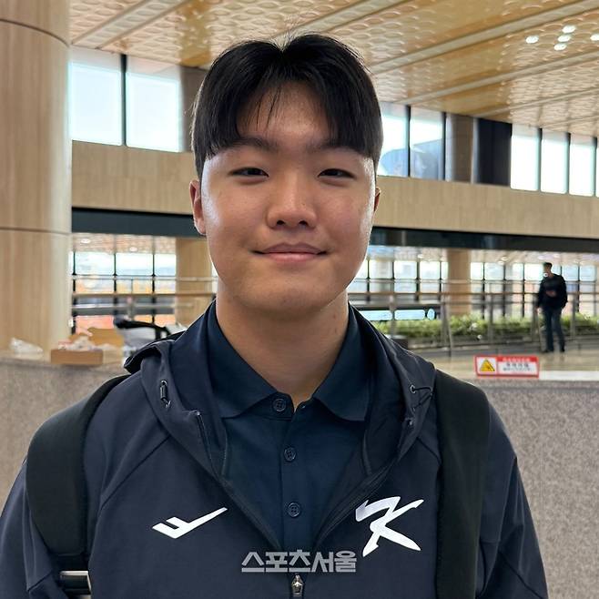 정우주가 출국 전 인터뷰에 임하고 있다. 김포공항 | 박연준 기자 duswns0628@sportsseoul.com