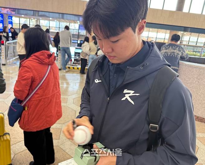 정우주가 팬 사인 요청에 응하는 모습. 김포공항 | 박연준 기자 duswns0628@sportsseoul.com