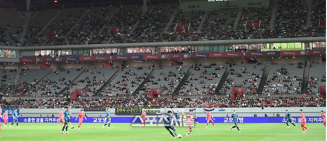 14일 서울월드컵경기장에서 열린 남자 축구 국가대표 평가전 파라과이와 경기에 빈 관중석이 눈에 띈다.  2025. 10. 14. 최승섭기자 thunder@sportsseoul.com