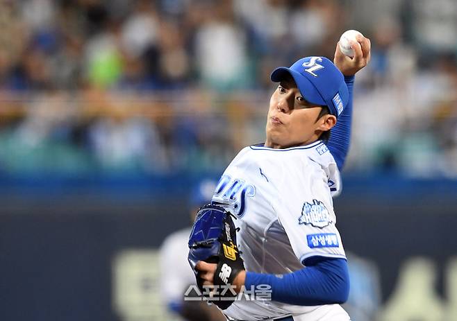 삼성 원태인이 대구삼성라이온즈파크에서 열린 2025 KBO리그 한화와 플레이오프 4차전에 선발 등판해 힘차게 공을 던지고 있다. 대구 | 박진업 기자 upandup@sportsseoul.com