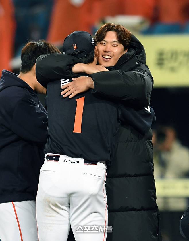 한화 문동주(왼쪽)가 21일 대구 삼성라이온즈파크에서 열린 2025 KBO리그 삼성과 플레이오프 3차전 9회말 2사 삼성 김성윤을 2루 땅볼로 잡아내며 승리를 지켜낸 뒤 선발투수였던 류현진과 포옹을 나누고 있다. 대구 | 박진업 기자 upandup@sportsseoul.com