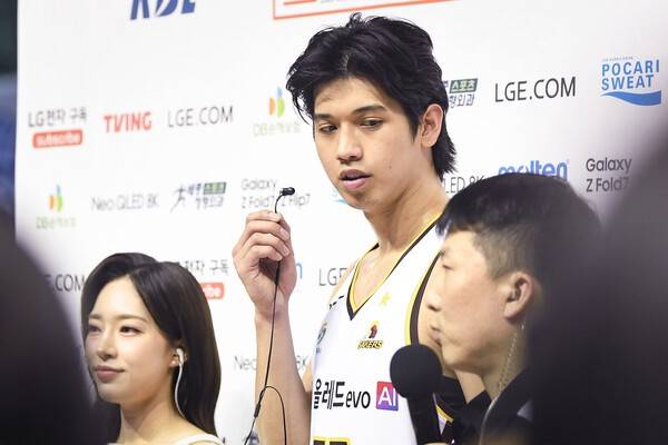 LG 세이커스 칼 타마요가 12일&nbsp;서울 송파구에 위치한 잠실실내체육관에서 열린 2025~2026 LG전자 남자프로농구(KBL) 정규리그 2라운드에서 서울 삼성과 95-83으로 승리 후 수훈선수로 선정됐다. 해당 사진은 경기 후 수훈 선수 인터뷰를 하는 타마요의 모습. /사진=KBL