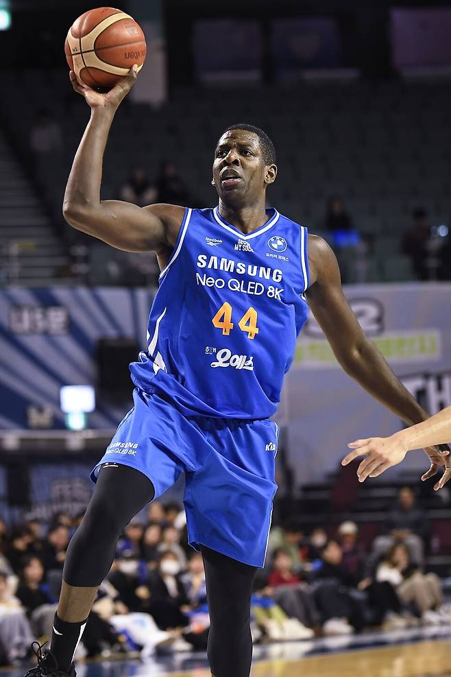 서울 삼성 앤드류 니콜슨이 지난 지난 12일 서울 송파구에 위치한 서울잠실체육관에서 열린 2025~2026시즌 LG전자 남자프로농구(KBL) 정규리그 창원 LG와의 경기에서 슛을 시도하고 있다. /사진=KBL