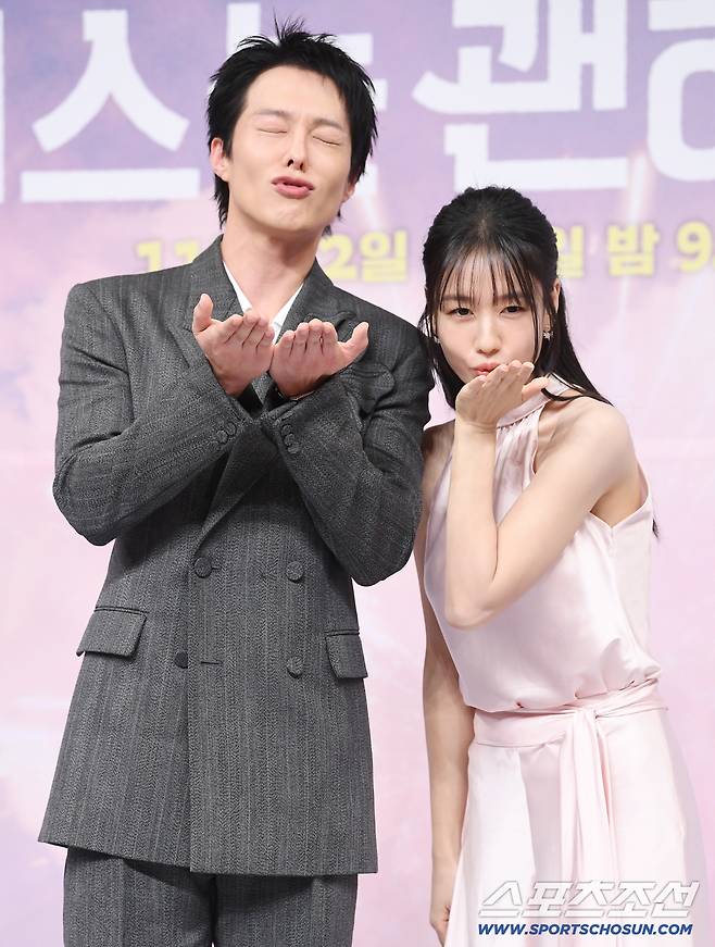 SBS 수목드라마 '키스는 괜히해서!' 제작발표회가 5일 오후 서울 목동 SBS에서 열렸다. 장기용과 안은진이 포즈 취하고 있다. 정재근 기자 cjg@sportschosun.com/2025.11.5/