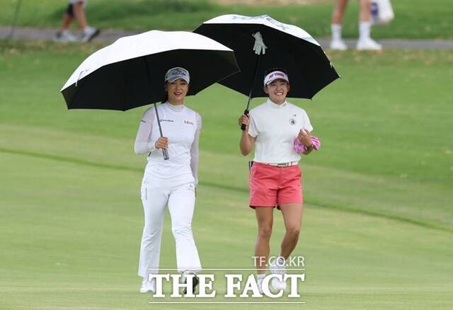윤이나(왼쪽)가 올시즌 신인왕 경쟁자였던 일본의 이와이 치사토와 함께 롯데챔피언십 대회 도중 페어웨이를 걸어 가고 있다./대홍기획