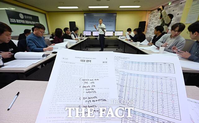 2026학년도 대학수학능력시험일인 13일 오전 서울 양천구 목동종로학원에 마련된 수능 분석 상황실에서 임성호 종로학원 대표와 국어과 강사진들이 국어 영역 문제에 대해 분석하고 있다. /서예원 기자