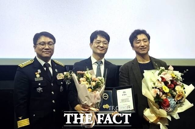 GS칼텍스는 전기차(EV) 충전소에 화재사고 예방을 위한 화재진압설비를 도입한 공로로 제63주년 '소방의 날' 경기도지사 표창을 받았다. 왼쪽부터 용인서부소방서 김중양 서장, GS칼텍스 Mobility & Marketing 기획부문 조도현 상무, 전지훈 Network Value-up팀 팀장이 기념촬영을 하고 있다. /GS칼텍스