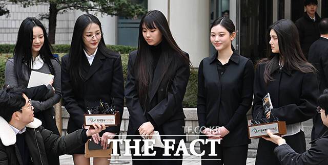 그룹 뉴진스 해린과 혜인이 소속사 어도어와 협의 후 복귀를 알린 뒤 민지 다니엘 하니도 소속사 복귀의 뜻을 전했다. 이와 관련해 "진의 확인 중"이라던 어도어는 "개별 면담 일정을 조율 중"이라고 추가 입장을 전했다. 왼쪽부터 하니 민지 혜인 해린 다니엘. /더팩트 DB