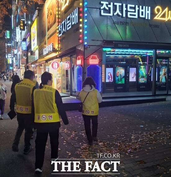 경기 남양주시 금연 구역 내 흡연 단속반 관계자들이 12일 지역 내 금연 구역을 찾아 위법 행위를 확인하고 있다. /남양주시