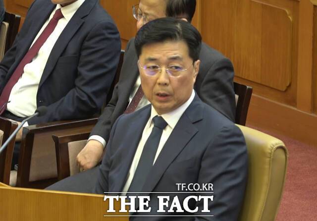 내란 사건을 수사하는 조은석 특별검사팀과 윤석열 전 대통령 측이 12·3 비상계엄 당시 체포조 명단이 기재된 이른바 '홍장원 메모'를 두고 증거 채택 공방을 벌였다.홍장원 전 국가정보원 1차장이 지난 2월 서울 종로구 헌법재판소에서 열린 윤 전 대통령 탄핵심판 10차 변론기일에 증인으로 출석해 국회 측 변호인의 질의에 답하고 있다. /헌법재판소