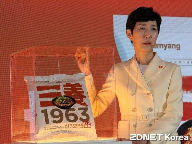 김정수 부회장이 삼양의 신제품 삼양 1963을 공개하고 있다