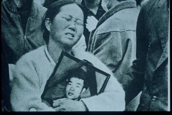 전태일 영정을 안고 있는 어머니 이소선씨.