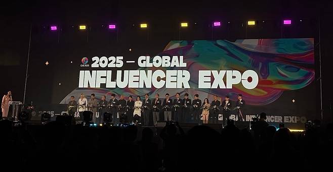 13일 인천 송도컨벤시아에서 열린 '2025 글로벌 인플루언서 엑스포'에서 관계자들이 커팅식을 진행하고 있다./인천=홍인석