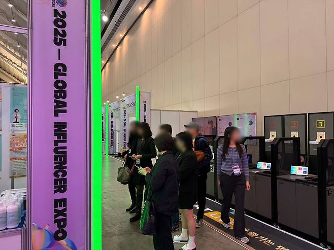 13일 인천 송도컨벤시아에서 열린 '2025 글로벌 엑스포'에서 해외 관람객이 참여 기업의 설명을 듣고 있다./인천=홍인석