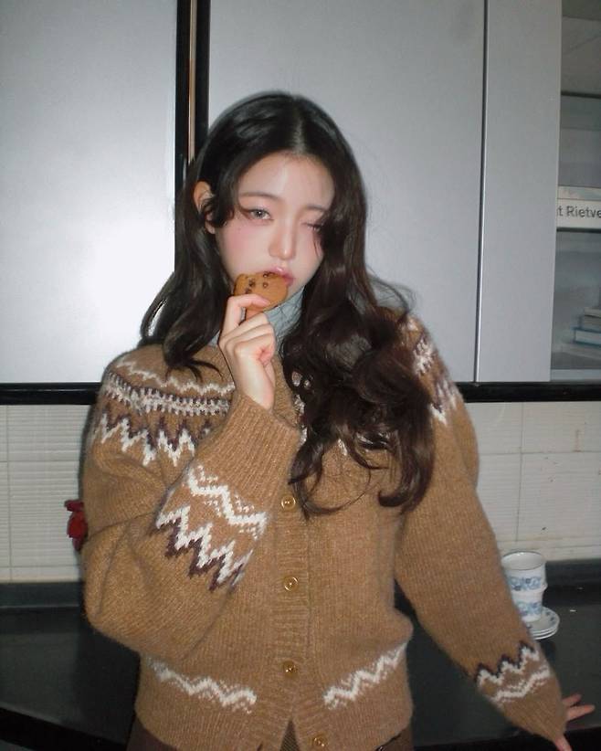 페어 아일 니트 카디건을 입은 장원영. 인스타그램 @for_everyoung10