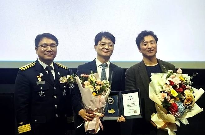 용인서부소방서 김중양 서장, GS칼텍스 Mobility & Marketing 기획부문 조도현 상무, 전지훈 Network Value-up팀 팀장(왼쪽부터)이 기념촬영을 하고 있다. GS칼텍스 제공