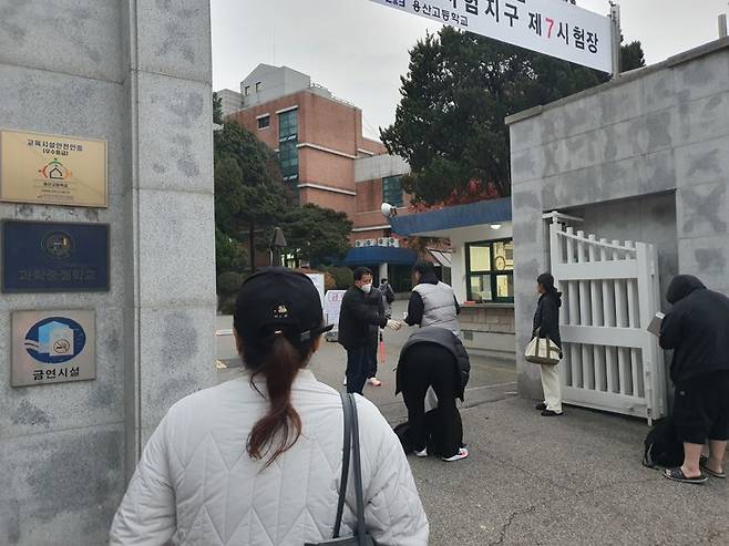 김성윤군의 어머니 A씨가 김군이 수험장 안 학교 건물까지 들어가는 모습을 끝까지 지켜보고 있다. 사진=최승한 기자