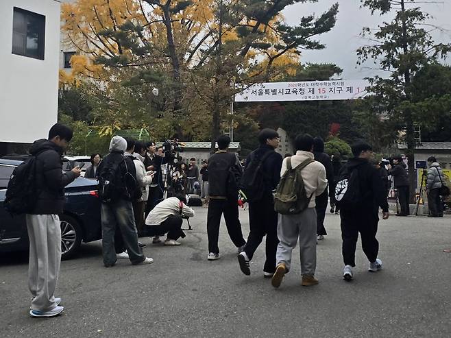 2026학년도 대학수학능력시험(수능) 당일인 13일 오전 수험생들이 서울 종로구 경복고등학교에 마련된 수험장으로 향하고 있다. 사진=서지윤 기자