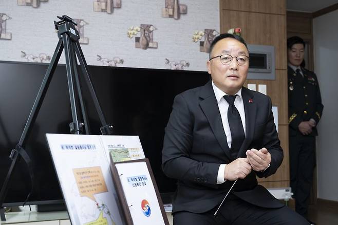 국방부유해발굴감식단장 직무대리 조해학 중령(육군 ·오른쪽)이 유가족 등 행사 참석자들에게 고 박석호 일등중사의 참전 경로, 유해발굴 당시 일화 등을 설명하고 있다. 국방부 제공