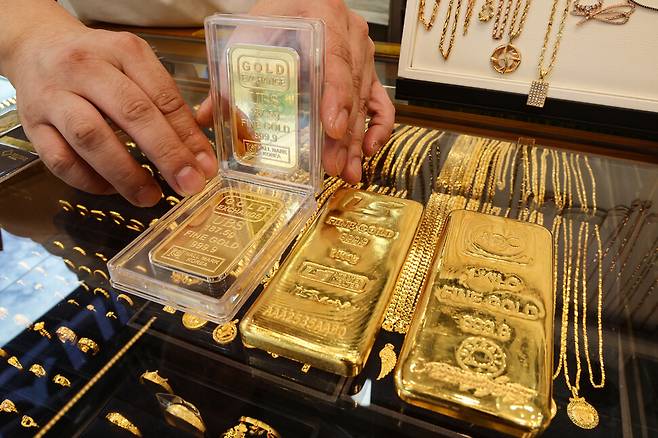 서울 종로구 한 보석가게에 놓인 골드바와 금 제품들. 연합뉴스