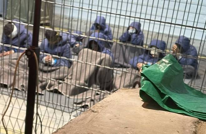 내부고발자가 이스라엘 스데테이만 교도소 내부를 촬영한 사진. 내부고발자는 “수감자들은 모두 눈을 가리고 수갑을 찬 채 철창에 갇혀 있었다”라고 말했다. 출처 가디언