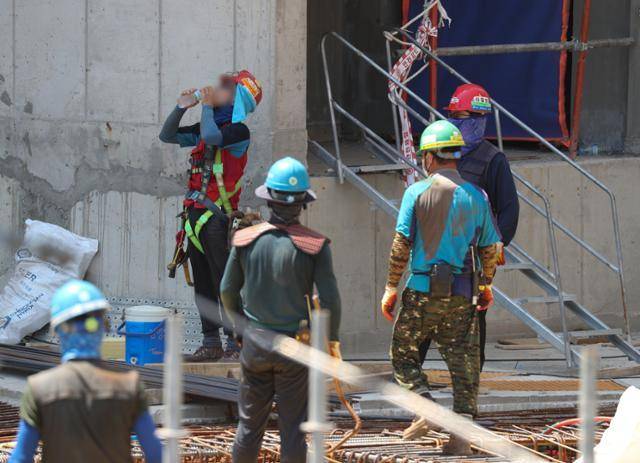 정부가 임금체불과 중간착취 방지책으로 에스크로제 의무화와 발주자 직접 지급제도 시행을 준비 중이다. 사진은 서울의 한 아파트 건설 현장. 뉴스1