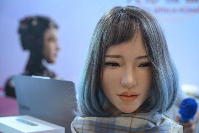 지난달 15일 홍콩 전자박람회에 등장한 휴머노이드 로봇 머리. 휴머노이드는 기능은 물론 외관까지 인간에 가깝도록 구현되고 있다. 홍콩=AFP연합뉴스