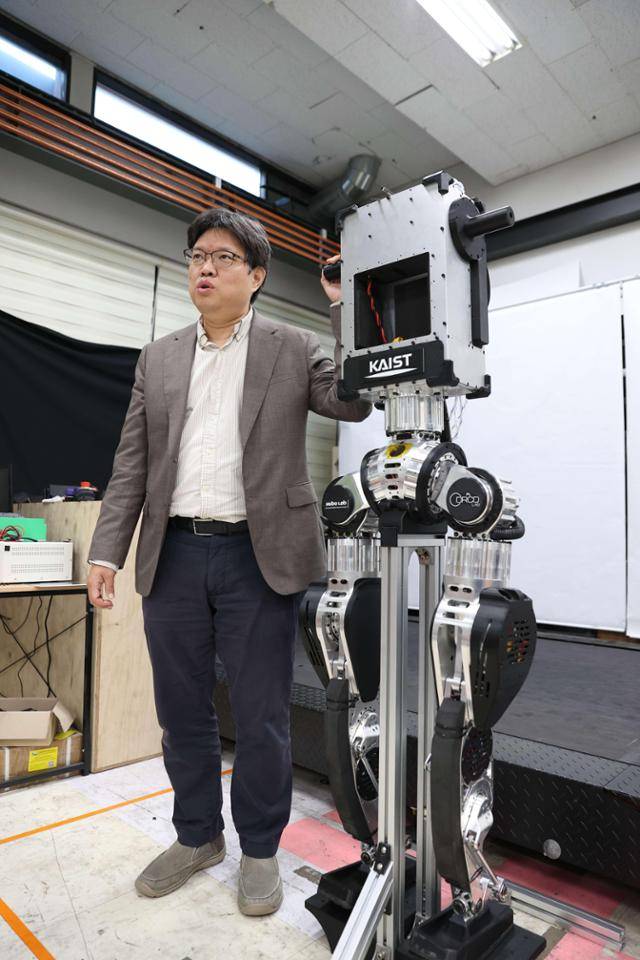 박해원 카이스트 기계공학과 교수가 대전 카이스트 휴보랩에서 개발 중인 휴머노이드 하체플랫폼에 대해 설명하고 있다. 완성 시 약 180cm 신장에 달하는 이 휴머노이드는 초속 3m 이상 속도로 걸을 수 있다. 카이스트 제공
