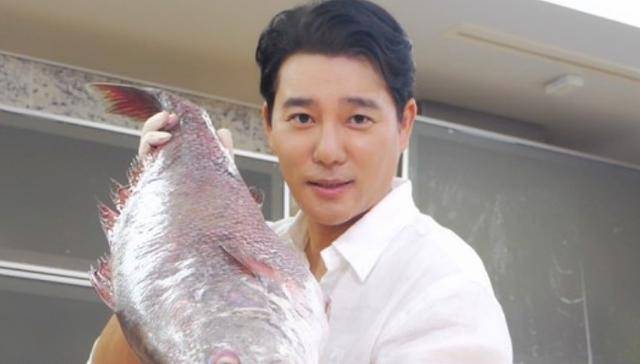 배우 이태곤이 KBS '신상출시 편스토랑'에 출연해 능숙한 민어 손질로 눈길을 사로잡았다. KBS '신상출시 편스토랑' 제공
